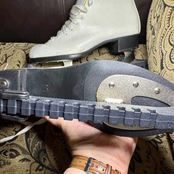 New 90’s Vintage CCM White and Black Athletic Shoes for Superior Comfort - Picture 4 of 12